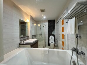 Deluxe Double Room | Bathroom | Free toiletries, towels, soap, shampoo - Eastpana Hotel Prachinburi (Si Maha Phot)
