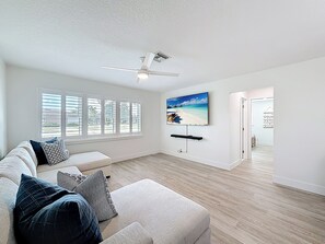 Smart TV - Heated Saltwater Pool • PGA Retreat • Sleeps 8 (Palm Beach Gardens)