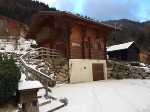 Exterior - French Mountain Chalet in Morzine area (Essert Romand) (Essert-Romand)