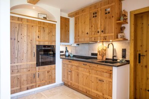Fridge, oven, stovetop, dishwasher - Vacation apartment Bergblick (Kirchanschöring)