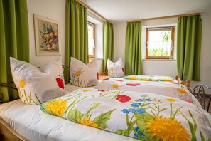 2 bedrooms, bed sheets - Vacation apartment first floor (Kirchanschöring)