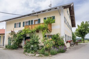 Exterior - Vacation apartment first floor (Kirchanschöring)