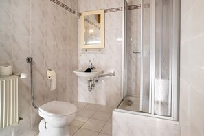 Shower, towels - Vacation apartment first floor (Kirchanschöring)