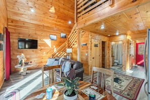 Smart TV, video games, table football - Whisper Cabin: Hot Tub, Game Loft, Open Living, Minutes to Downtown Gatlinburg (Gatlinburg)