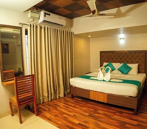 セーフティボックス (室内)、デスク、ノートパソコン用作業スペース、防音設備