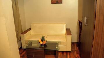 Caja de seguridad en la habitación y escritorio