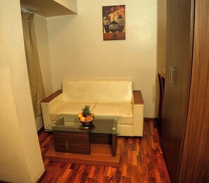 セーフティボックス (室内)、デスク、ノートパソコン用作業スペース、防音設備