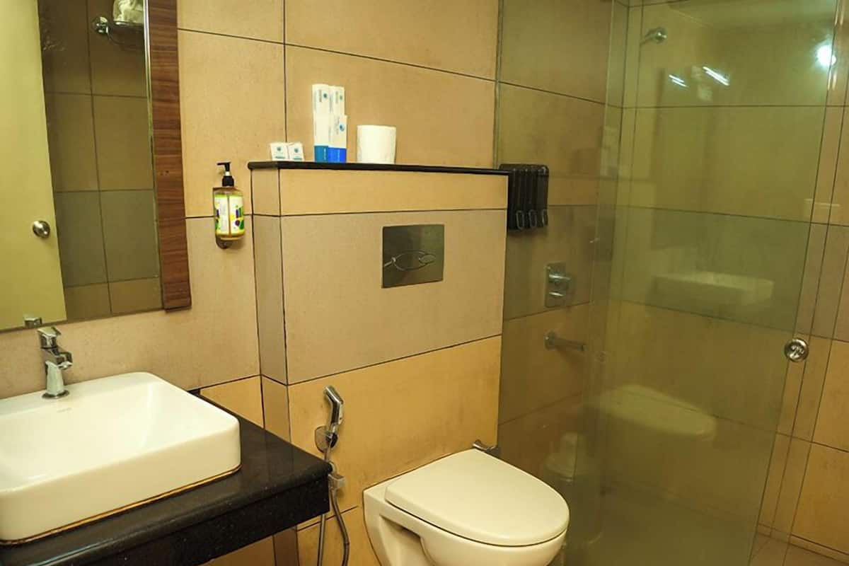 Deluxe Twin Room | Bathroom | Shower, hair dryer, towels, soap