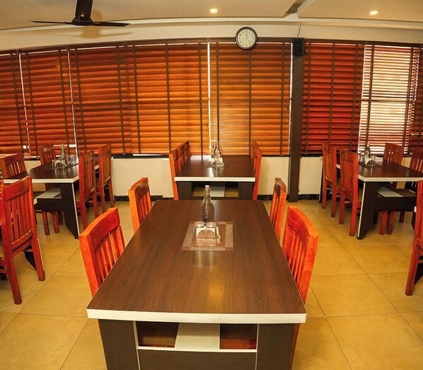 客室内のダイニングエリア