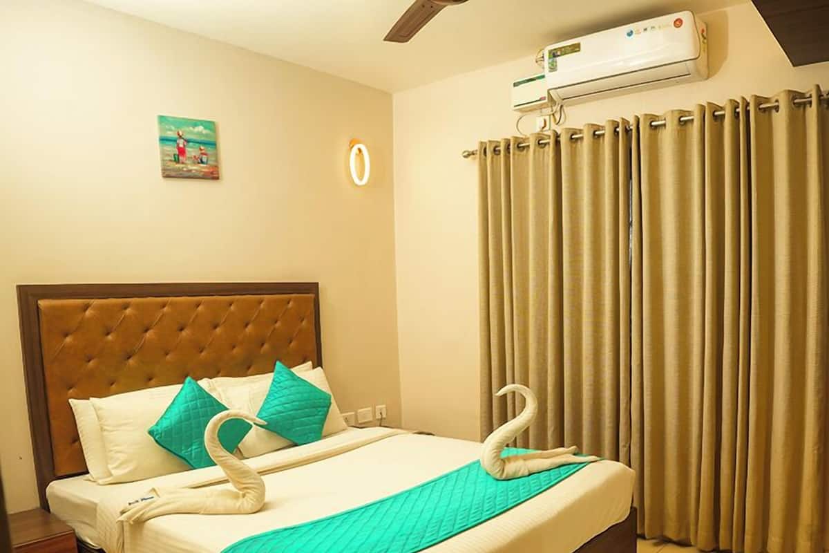 In-room safe, desk, laptop workspace, soundproofing