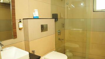 Habitación doble estándar, 1 cama Queen size | Baño | Regadera, secadora de cabello, toallas, jabón