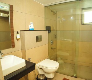 スタンダード ダブルルーム クイーンベッド 1 台 | バスルーム | シャワー、ヘアドライヤー、タオル、石鹸