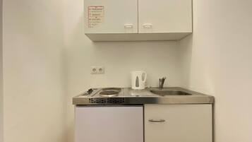 Basic Apartment | Private kitchenette | Fridge, stovetop