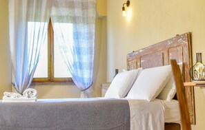 Iron/ironing board, travel cot, free WiFi - Pet friendly home in Pescina (Pescina)