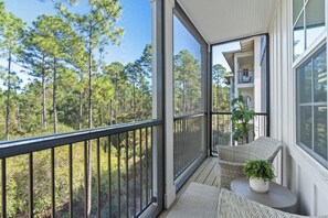 Property grounds - Bright 30A Two-Suite Condo — Balcony Views, Pool, Hot Tub, Near Gulf Place (Santa Rosa Beach)