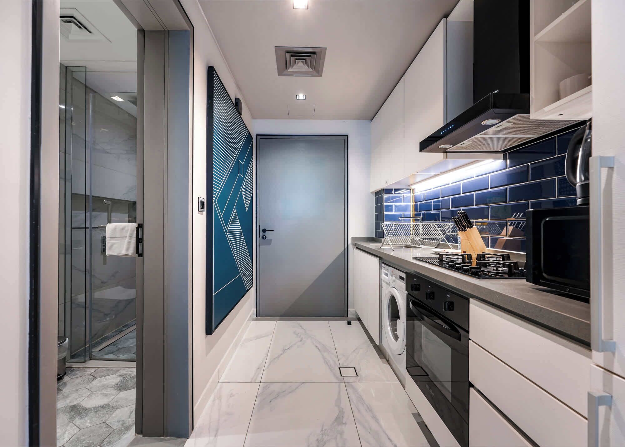 Frigorífico, microondas, horno y placa de cocina