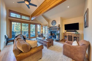 Smart TV, fireplace