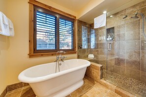Shower, hair dryer, towels - Truckee Escape w/ Hot Tub, Chef’s Kitchen & Minutes to Skiing, Dining & Trails (Truckee)