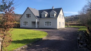 A two-story house with a driveway leading to the entrance. - Birchview Lodge Kenmare (Kenmare)
