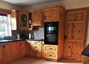 Fridge, microwave, oven, stovetop - Detached 3 bedroom holiday home just 1km from Kenmare (Kenmare)