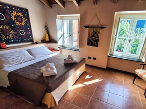 Iron/ironing board, internet, bed sheets