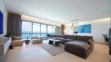 Luxury Apartment, 3 Bedrooms, Beach View, Beachfront | Living area