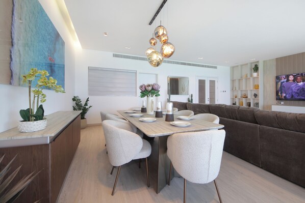 Appartement Luxe, 3 chambres, vue plage, en front de plage | Coin séjour