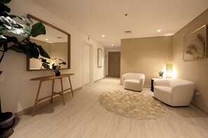 Appartement Luxe, 3 chambres, vue plage, en front de plage | Coin séjour