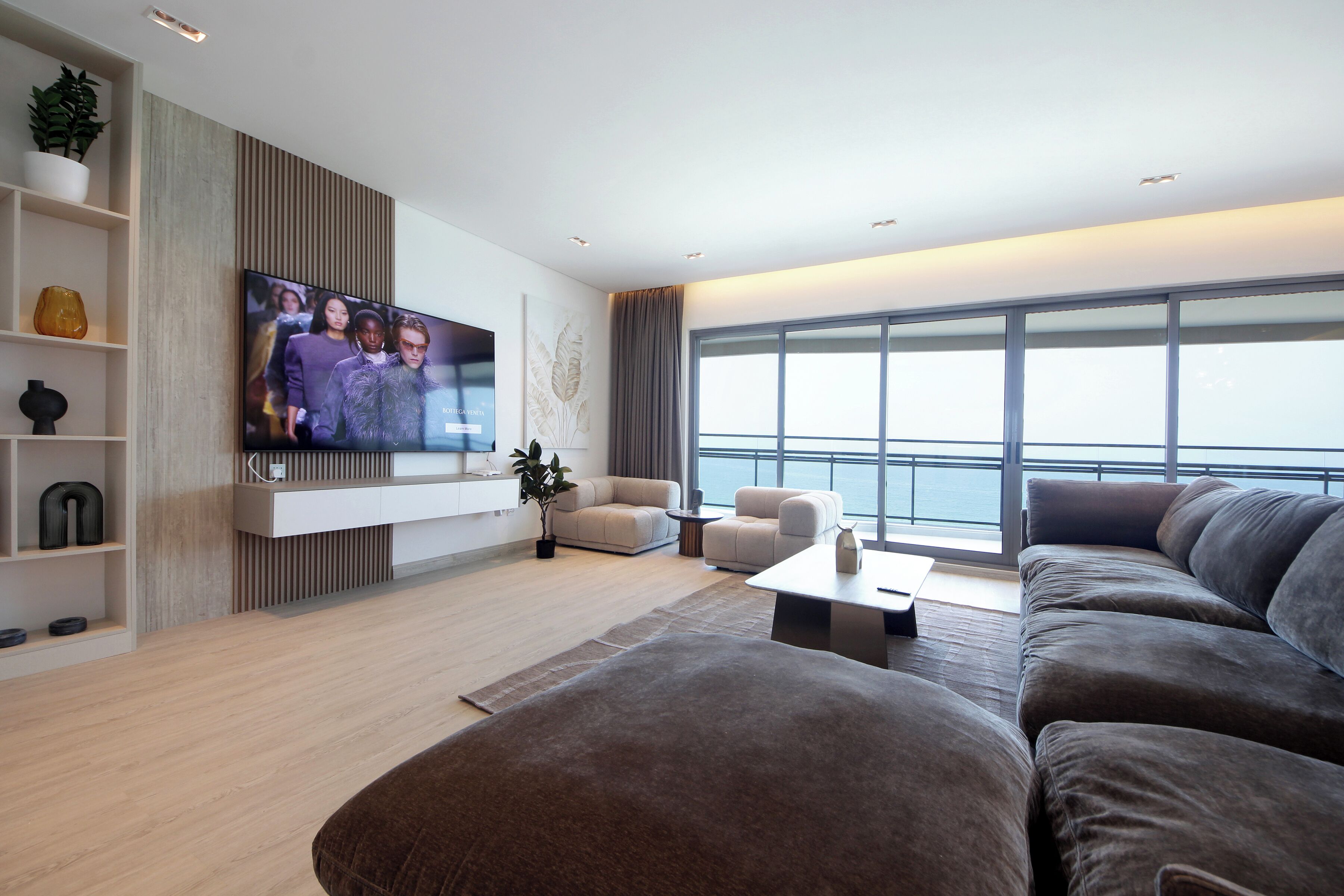 Luxury Apartment, 3 Bedrooms, Beach View, Beachfront | Living area