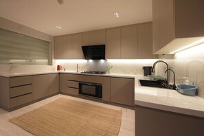 Appartement Luxe, 3 chambres, vue plage, en front de plage | Cuisine privée