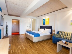 Schreibtisch, Reisekinderbett, WLAN