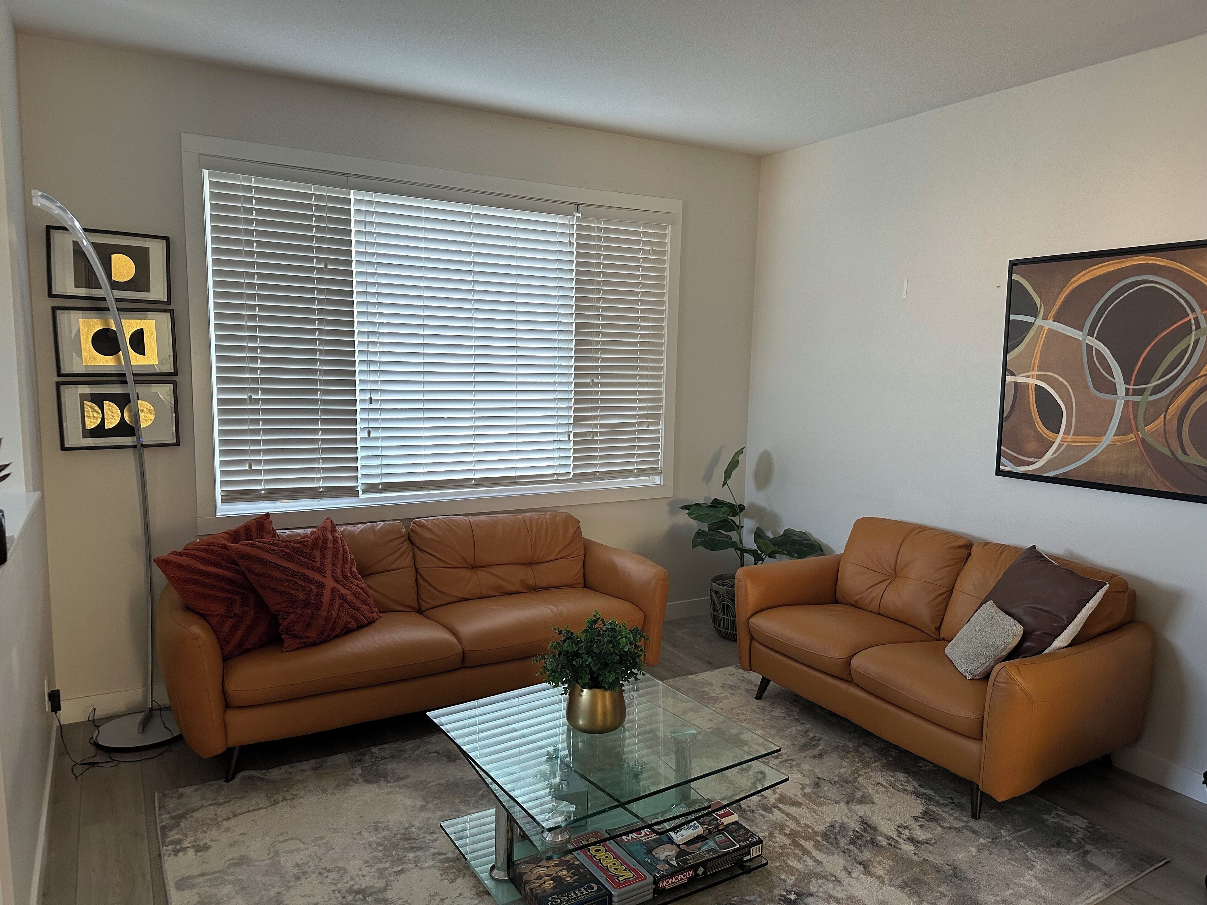 Smart-TV, Kamin, Tischtennisplatte, Bücher