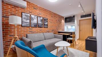 Deluxe Apartment, Balcony, City View | Ruang tamu