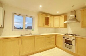Fridge, microwave, oven, stovetop - 2 Double Bed Flat, En-suite, Top Floor, With Private Parking (Hatfield)