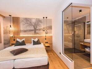 Zimmersafe, Schreibtisch, Reisekinderbett, WLAN