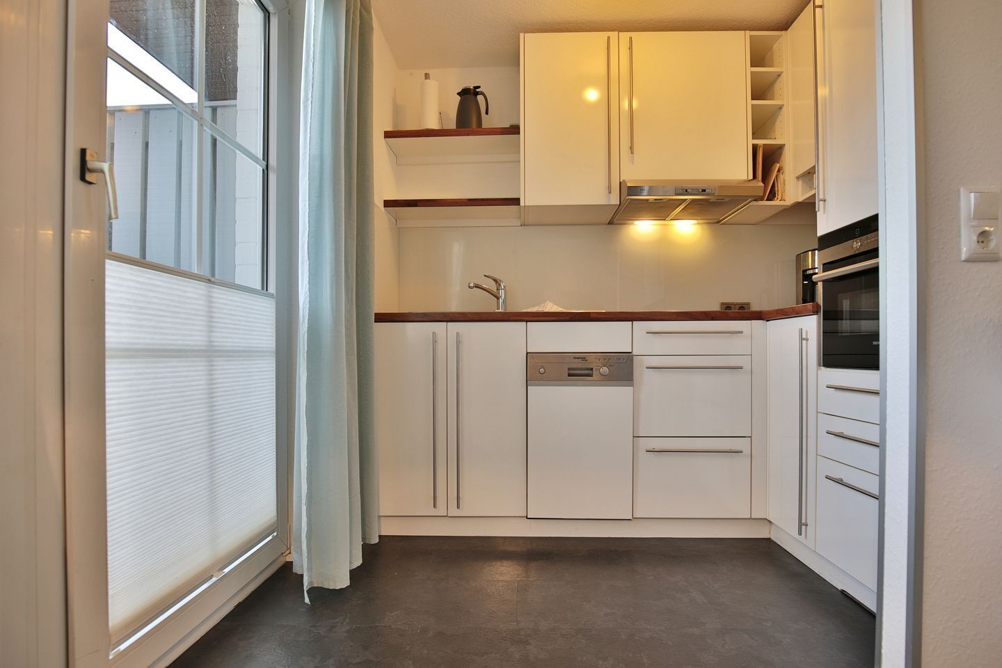 Fridge, oven, dishwasher, coffee/tea maker