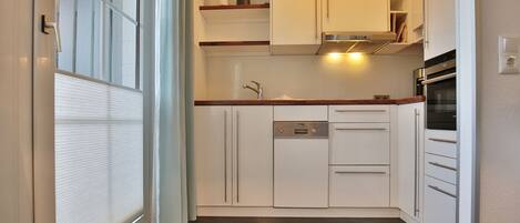 Fridge, oven, dishwasher, coffee/tea maker