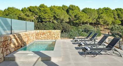 Cozy villa in Cala Mandia near the sea