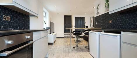 Kjøleskap, mikrobølgeovn, ovn og kaffetrakter/tekoker