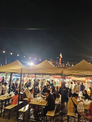 Outdoor dining - Charming Guest Room in Sanambin, Bangkok - Close to Night Market & Airport (Khwaeng Sanambin)