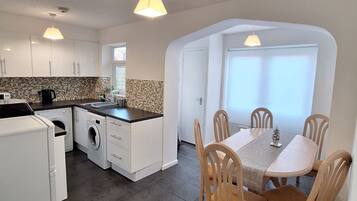 Jääkaappi, mikroaaltouuni, uuni, liesi