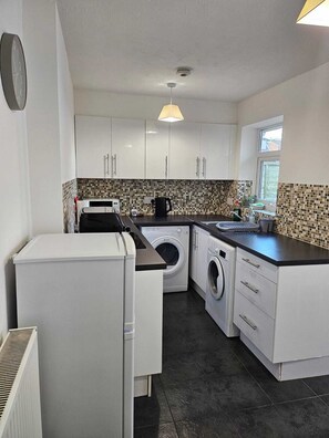 Jääkaappi, mikroaaltouuni, uuni, liesi