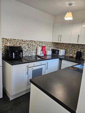 Jääkaappi, mikroaaltouuni, uuni, liesi