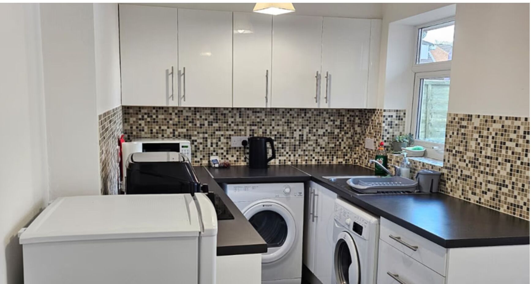 Kylskåp, mikrovågsugn, ugn och spishäll