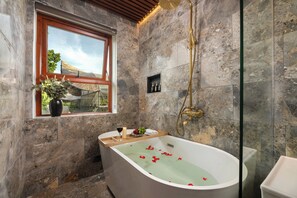 Habitación estándar doble, vistas a la piscina | Baño | Artículos de higiene personal gratuitos, secador de pelo y albornoces
