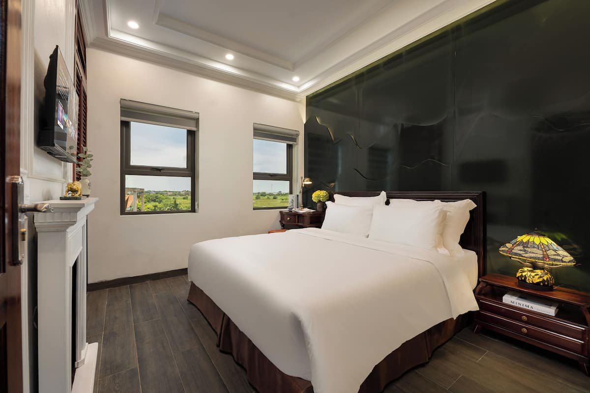 In-room safe, desk, laptop workspace, soundproofing