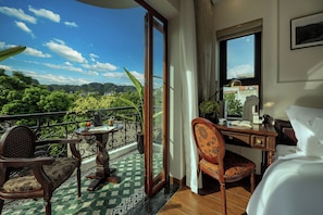 خزنة داخل الغرفة ومكتب ومساحة عمل للكمبيوتر المحمول وتجهيزات عازلة للصوت