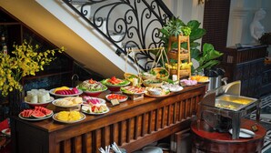 Un buffet proposant une variété de plats et agrémenté d’une plante décorative.