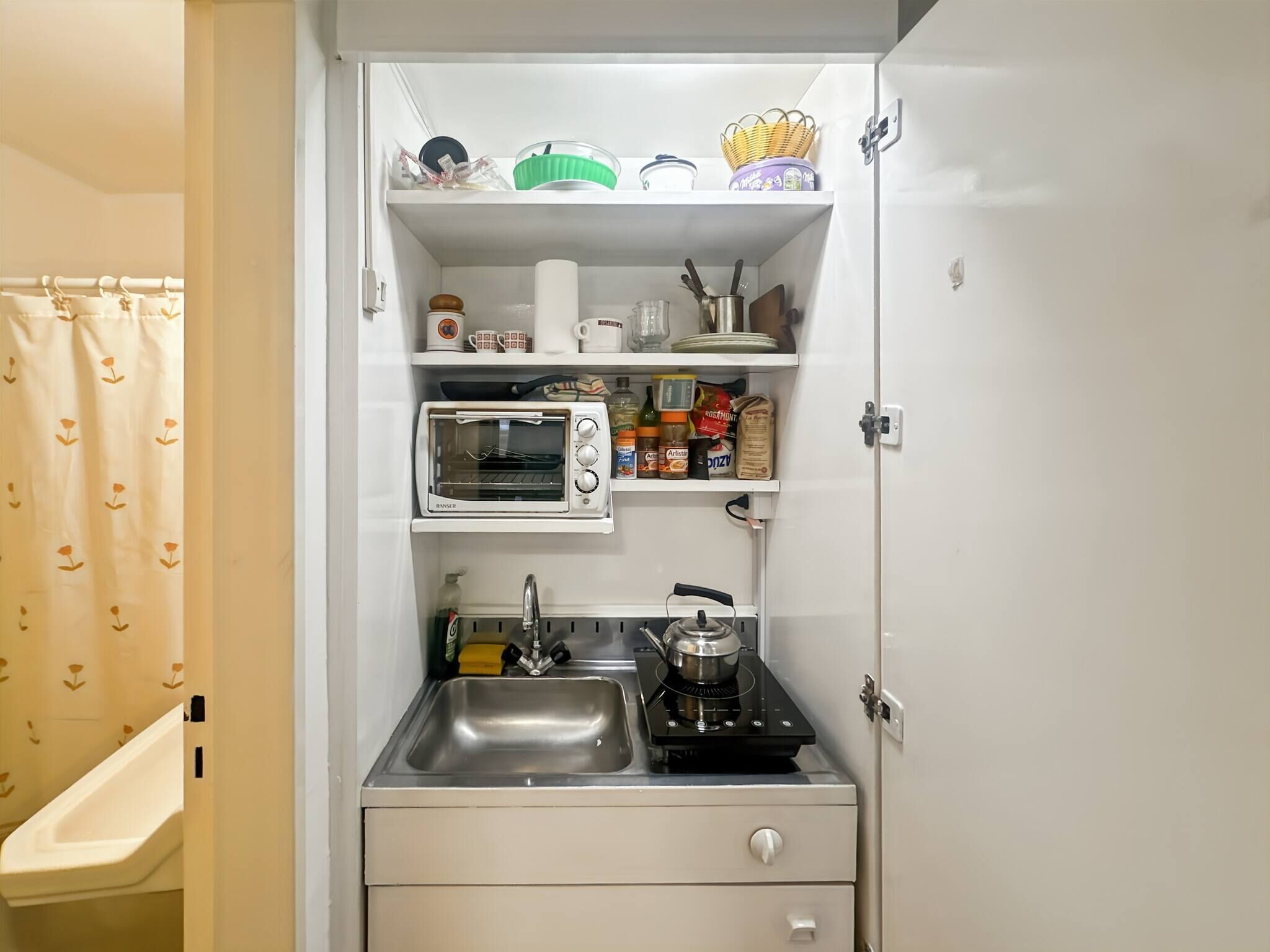 Fridge, oven, stovetop