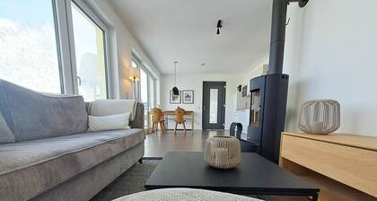 Moderne Ferienwohnung mit Balkon, Sauna und Bergblick im Gebirgsresort -